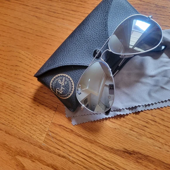 Ray-Ban Aviator Polarized Sunglasses with Case - Picture 4 of 5